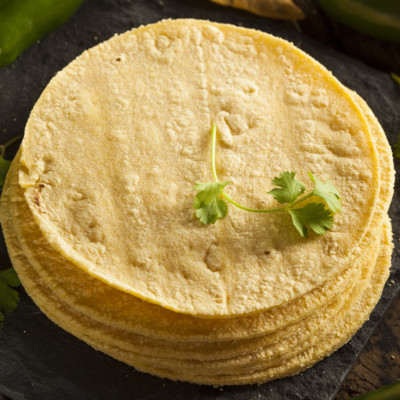 玉米粉圆饼是一个圆形，薄，无酵k的面包，用粗糙的Masa面粉或“淫乱”新鲜的Masa制成。