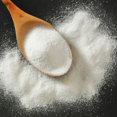 氨水是一种碱性化学膨松剂，用于烘焙工业。它是常用的小苏打和泡打粉的替代品。