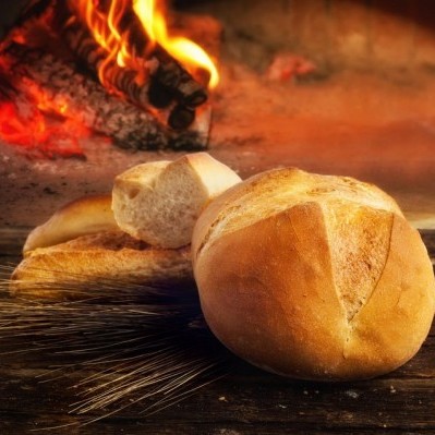 炉膛面包是传统的烤在开阔的火灾前。