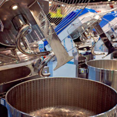 几乎所有的烘焙设备都是由金属制成的，金属对金属的程序是重要的，以保持工作顺利进行。