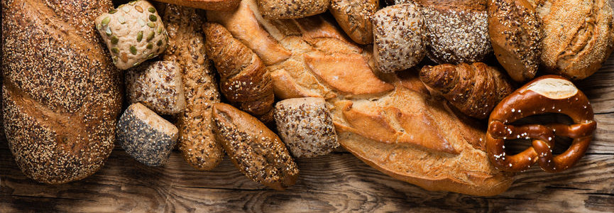 面包是面粉和水经过烘烤而成的混合物。