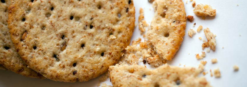 饼干，或咸味饼干，是一种咸味和松脆的产品，它是通过将坚硬的面团分层烘烤，直到其质地变得松脆而制成的。