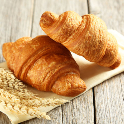 牛角面包是一种层压的，酵母发酵的面包产品，具有片状，酥脆的口感。