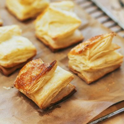 松饼是一种非常精致和丰富的糕点，由许多薄层的面团和脂肪交替组成。