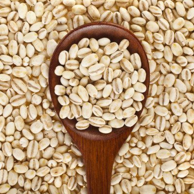 大麦是一种美味耐嚼的谷物，可以添加到面包和其他烘焙食品中。