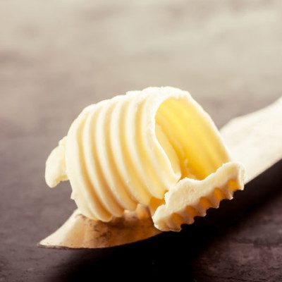 人造黄油是一种广泛使用的脂肪成分或类似黄油的涂抹，但是一种常见的黄油替代品。