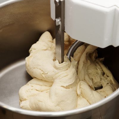 灭活酵母被添加到烘焙食品中以增强营养成分，添加到面包面团中以减少混合时间。