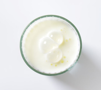 酪乳是一种乳制品成分，因其在食品中的风味、营养和乳化特性而被广泛使用和重视。