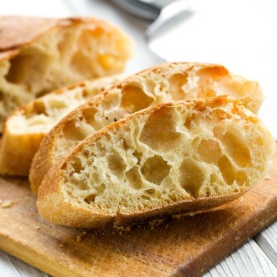 CIABATTA是一种意大利酵母 - 被雪叶的工匠和壁炉型面包，由精益配方制成。