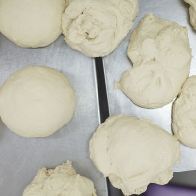 在面包制作中混合过程的一个目标之一是达到面团处理性能的最佳和适当平衡。
