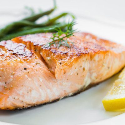 鱼过敏源于对叫做Parvalbumin的蛋白质的过敏反应，如鲑鱼如鲑鱼那样发现。