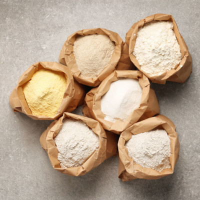 以谷物为基础的面粉是通过将谷物磨成小颗粒而制成的粉末。