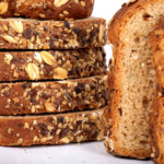 品种面包是由谷物粉或谷物面粉组合制成的酵母叶的烘焙产品。