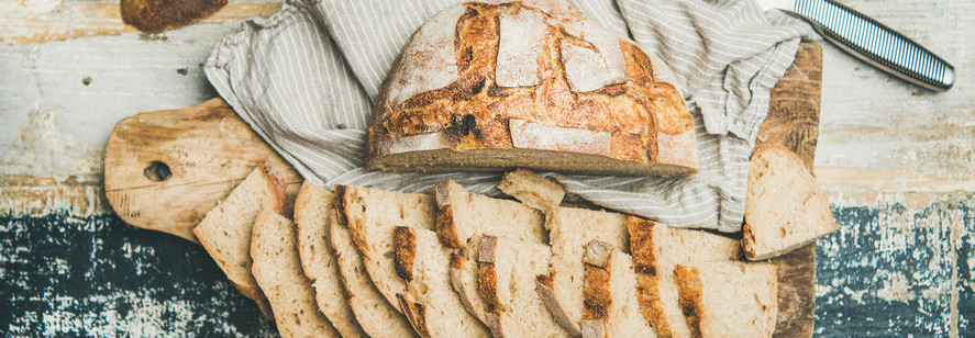 用酸面包做一个招牌面包。