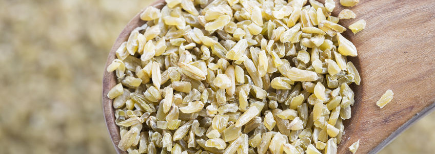 古老的谷物很自由是烤的绿色小麦，烟熏和坚果味。