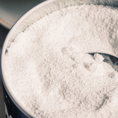 多元醇，也称为糖醇或多元醇，是替代的“散装”甜味剂，可用于生产低卡路里甜品和酵母叶烘焙产品。