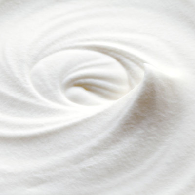 奶油是一种富含乳脂的粘稠乳剂，可作为白色或淡黄色液体或搅拌成稳定的泡沫，用于各种用途。