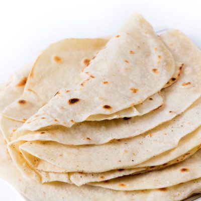面粉玉米饼是平坦的，圆面包用作传统墨西哥食品的基础，如炸玉米饼，卷饼，quesadillas和eNchiladas。
