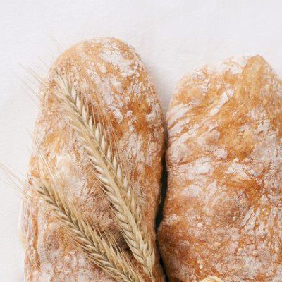 意大利面包是一种炉烤产品，用商业面包师的酵母或酸面团发酵。