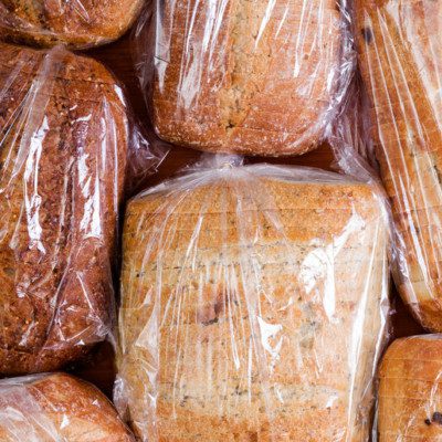 像面包这样的烘焙食品通常含有人工防腐剂以延长保质期。