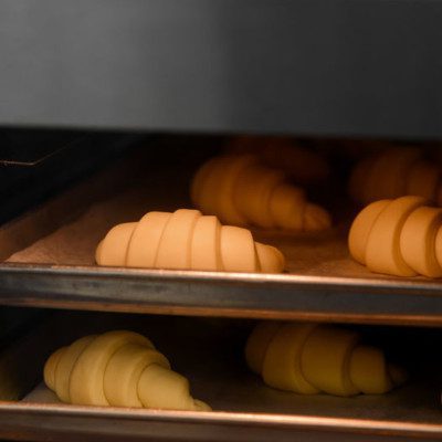 对流烤箱使用风扇在烤盘中放置在架子上的产品周围循环热空气，适合糕点等产品。