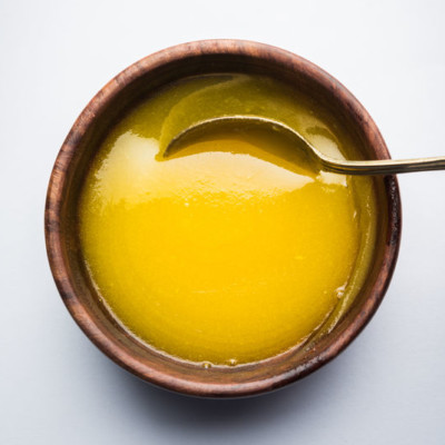 澄清的黄油或酥油是无水乳绒，已从非脂肪乳固体和水中分离。