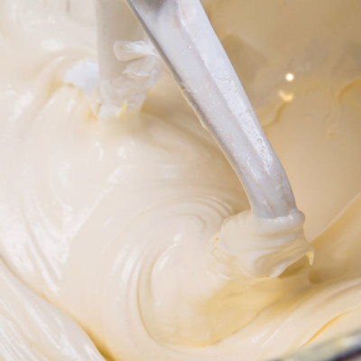 乙酰化单甘油酯(AMG)是蛋糕糊和糖霜中的乳化成分。