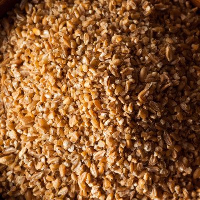 裂麦是一种全麦食品，具有坚果的味道，烘焙食品的纹理更为粗糙。