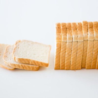 白面包是一种由白面粉或精制面粉制成的发酵烘焙产品。