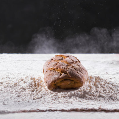 高谷蛋白小麦粉用于工匠面包，以达到炉膛面包的理想耐用性和舒适性。