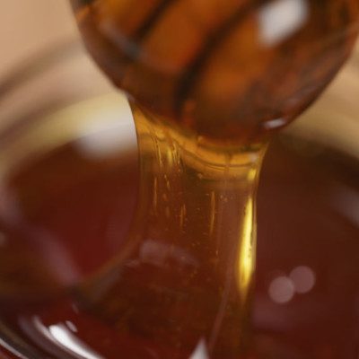 蜂蜜在烘焙食品中提供多种目的，例如甜味，风味和颜色。