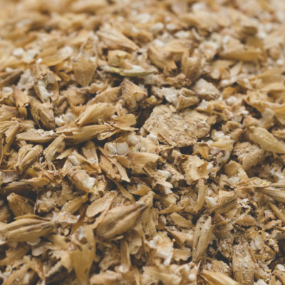 非助力麦芽是发芽晶粒的产物，用于将颜色和香气添加到烘焙食品中。