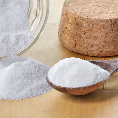 小苏打是最常用的化学膨松剂之一。它是一种碱性盐，需要加热和/或酸来产生膨松气体。