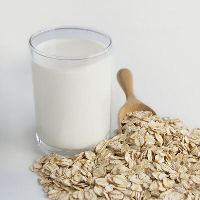 燕麦牛奶是一种常用于替代动物牛奶的植物的流体。