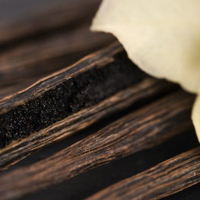 来自香草豆荚的香草提取物，用作烘焙中的味道增强剂。