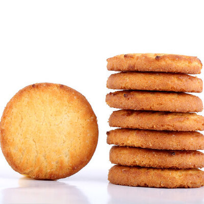 糖饼干是美国消费最受欢迎和最经典的零食之一。它们通常由糖，黄油，面粉，鸡蛋，香草和雌性切割剂如发酵苏汁或发酵粉，具体取决于糖型