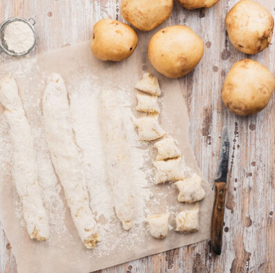 马铃薯粉是由整个去皮脱水的土豆磨成的白色或灰白色粉末。