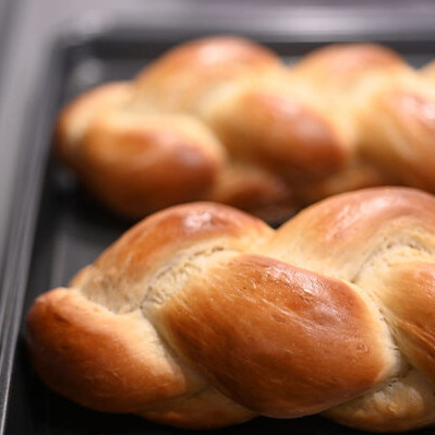 白面包是一种传统的犹太编织面包。