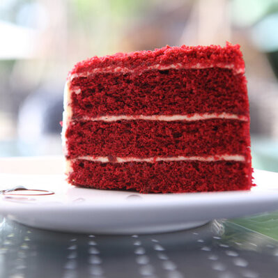 红色天鹅绒蛋糕是一个美味的蛋糕，通常覆盖着甜奶油奶酪糖霜。