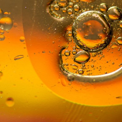 油和水混合形成气泡和水滴