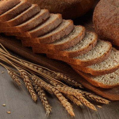 全麦面包营养益处高，可以是较低的产品。