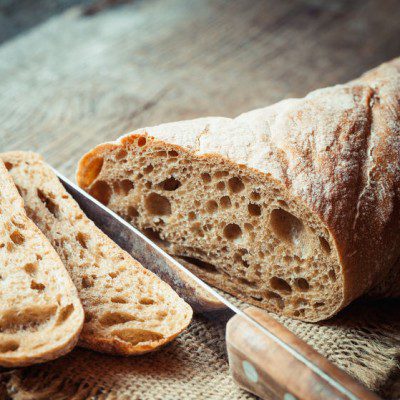 戊聚糖有助于吸收面包中的水分，减缓变质。