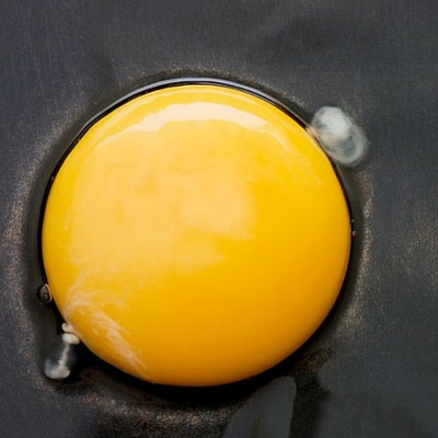 蛋黄起到乳化剂的作用，保持产品中的水分。