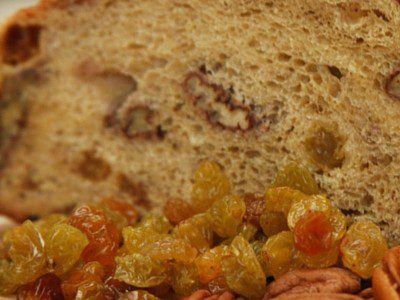 葡萄干山核桃面包可以由任何人制作！利用No-Knead方法，这种面包将需要过夜发酵时间，从而产生来自酵母，葡萄干和磷油的丰富不同的口味。如果你是水果和坚果面包的情人，这是你的配方！