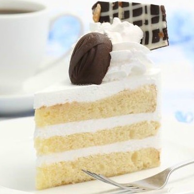 白色的蛋清是用来给白色蛋糕的特点纯白色的颜色。