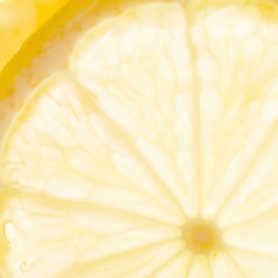 酸，比如柠檬汁，在烘焙时会增加一种强烈的酸味。