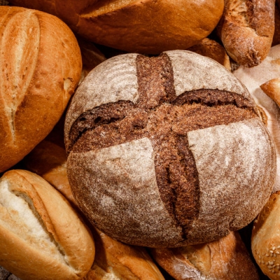 在面包上刻花可以在面包皮上刻出各种图案，有助于面包的发育。