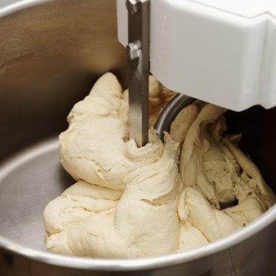 将灭活的酵母添加到烘焙食品中以增强营养型材，并以减少混合时间的面包面团。