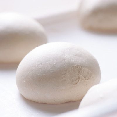 面团护发素是添加到面包配方中的成分，以改善高速生产环境中烘焙产品的整体质量。