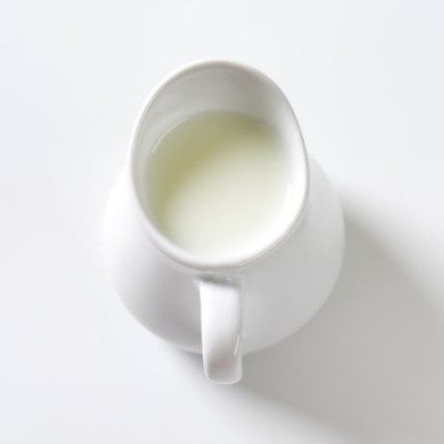 在烘焙时，牛奶能使面糊或面团湿润，并增加蛋白质、颜色和风味。